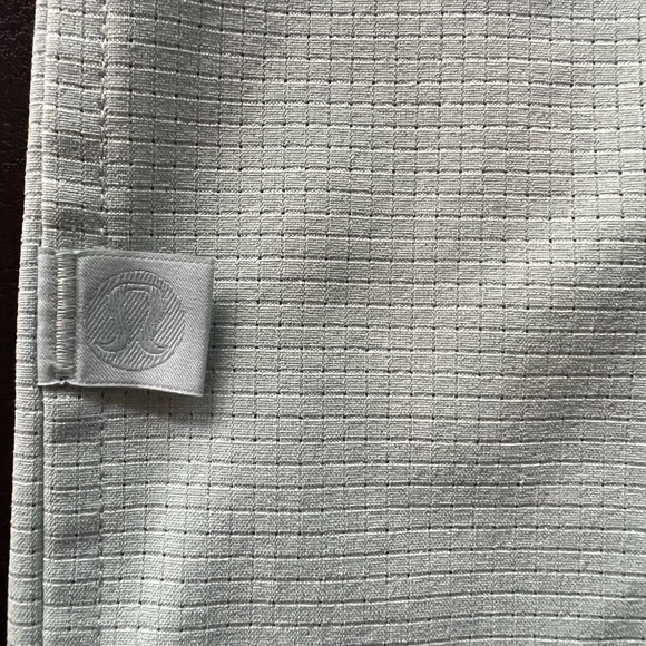 Lululemon Men’s button down short sleeve shirt.  Never worn with tags. - Picture 3 of 4